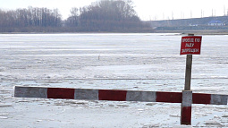 Жители Каменского района вынуждены с угрозой для жизни переходить Обь по льду, чтобы добраться в город