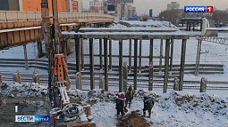 На месте будущих опор нового путепровода в районе Нового рынка Барнаула укрепляют грунт