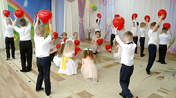 В барнаульском детсаду воспитанники вместе со взрослыми уже 15 лет помогают в лечении подопечных детского фонда