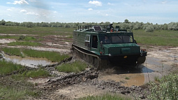 В Рубцовске спасатели испытали в деле новый гусеничный снегоболотоход