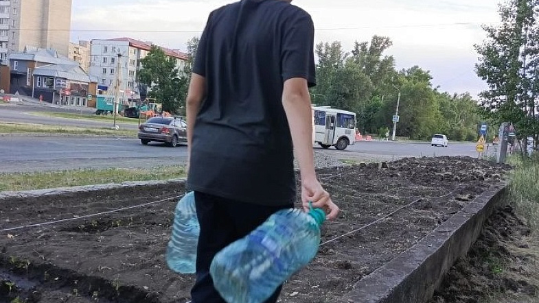 Бийчанка взяла под опеку 50-метровую клумбу 