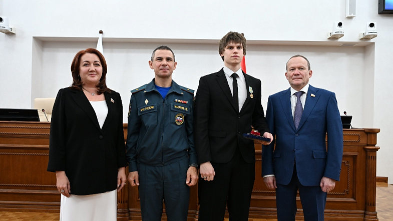 В АКЗС сегодня наградили двух подростков за героические поступки