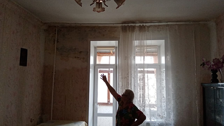 90-летней пенсионерке из Барнаула больше не придется подниматься на крышу с лопатой