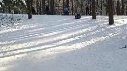 В Бийске девятилетний мальчик получил ушиб позвоночника, катаясь на тюбинге с горки