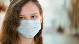 Из-за подъёма заболеваемости COVID-19 людям из групп риска рекомендуют начать носить маски