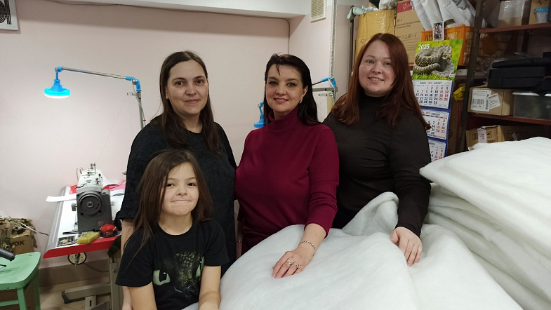 В Барнауле женщины-волонтёры шьют удобную одежду для раненых участников СВО