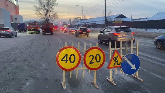 Специалисты Барнаульского водоканала устраняют аварию у ТЦ «Галактика»