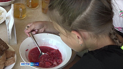 Барнаульские врачи предлагают родителям на летних каникулах скорректировать режим питания детей