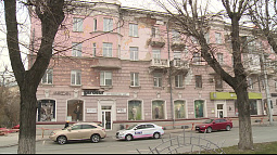 В центре Барнаула с одного из зданий на проспекте Ленина осыпается штукатурка