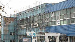 В Барнауле обновляют фасад спортивного комплекса «Обь»