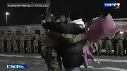 Участник СВО сделал предложение своей девушке на перроне вокзала в Барнауле 