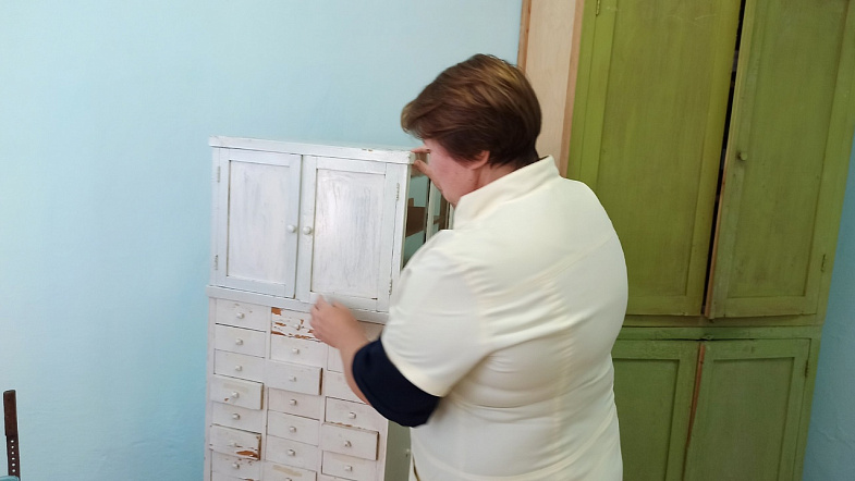 В Заринске сотрудники аптеки открыли музей, обнаружив в своём подвале коллекцию уникальных экспонатов