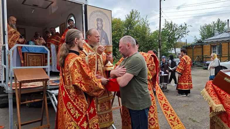 Литургия на месте страданий: митрополит Сергий совершил богослужение в посёлке Кировский, где когда-то был Чистюньлаг