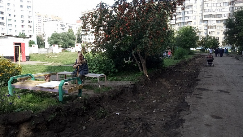 Жители трёх барнаульских высоток скинулись на ремонт двора