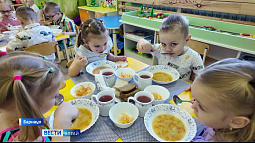 В образовательных организациях Барнаула продолжают проверять, чем кормят детей