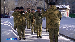 Для барнаульского ветерана ВОВ устроили концерт во дворе