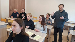 Алтайские радийщики, газетчики и телевизионщики побывали на уроке русского жестового языка