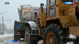 В Барнауле продолжается очистка улиц, дворов и проездов от снега
