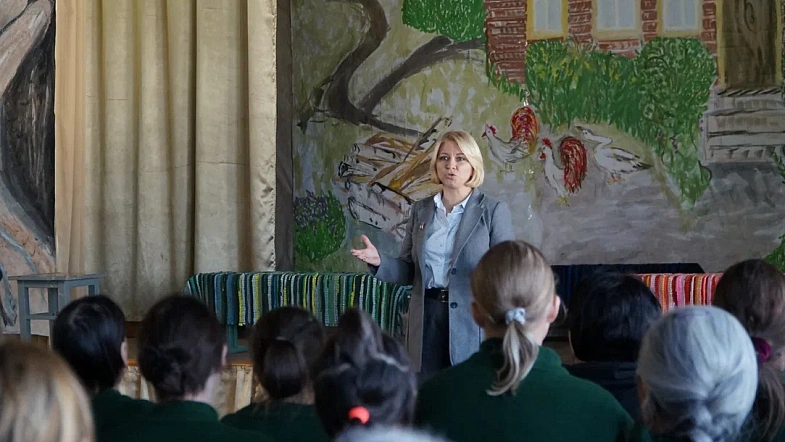 В Шипуновской женской колонии поставили спектакль по мотивам рассказов Шукшина