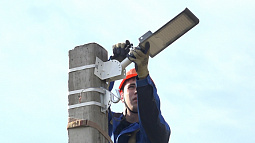 В селе Сычёвка Смоленского района начали монтировать уличное освещение