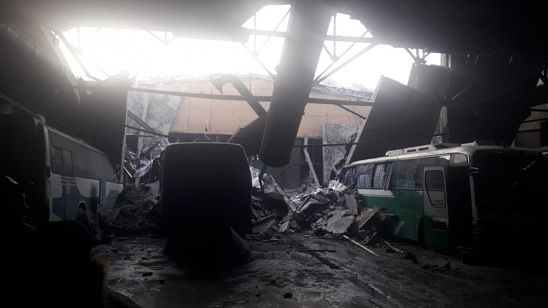 В Барнауле на пассажирские автобусы рухнула крыша автобазы