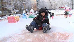 «Вести Алтай» вместе с детьми выбрали лучшие зимние дворы в Барнауле