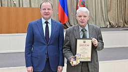 Премии лучшим алтайским учёным вручил сегодня губернатор Виктор Томенко