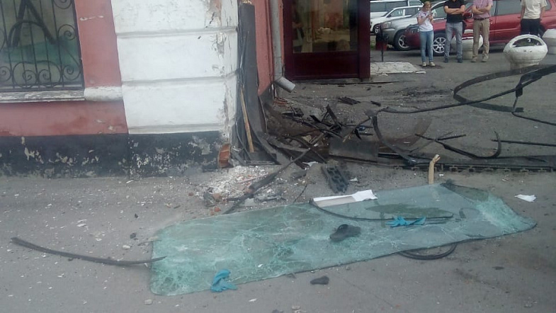 В Барнауле пассажирский автобус, стоявший на парковке, дал газу и снёс столб