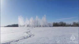 Военные сапёры в Бийском районе взрывают лёд на реке Бия