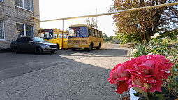 Школы Славяносербского района ЛНР получили в подарок от Алтайского края автобусы