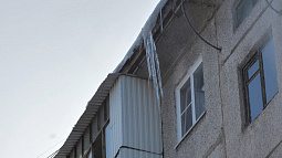 Мэр Барнаула поручил управляющим компаниям ускориться с очисткой крыш от наледи