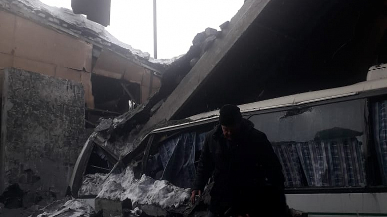 В Барнауле на пассажирские автобусы рухнула крыша автобазы