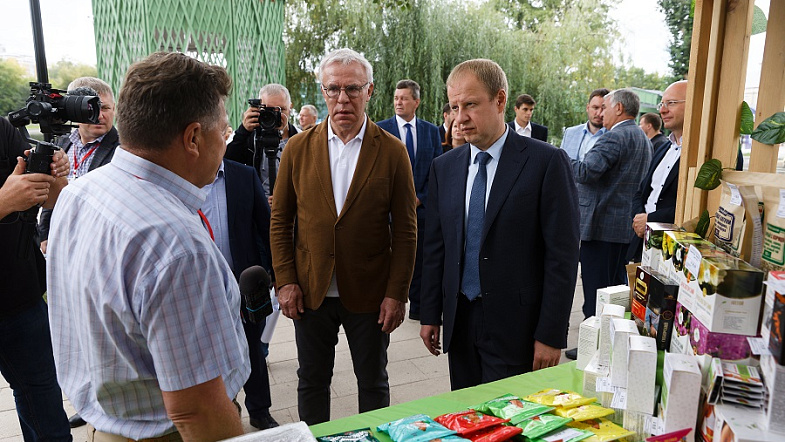Фетисов признался губернатору Томенко, что пьёт сейчас только алтайскую воду