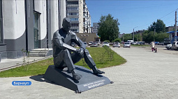 В Барнауле на улице Юрина теперь два памятника Василию Шукшину