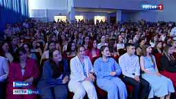 Лучшие студенты получили красные дипломы из рук губернатора Виктора Томенко