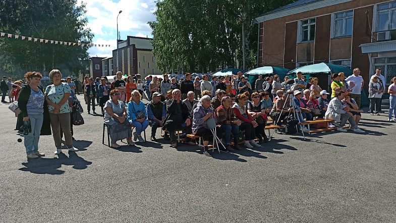 В Солтоне впервые провели медовый фестиваль, чтобы помочь пчеловодам со сбытом продукции