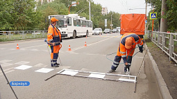 В Барнауле обновляют пешеходные переходы и дорожные знаки возле школ