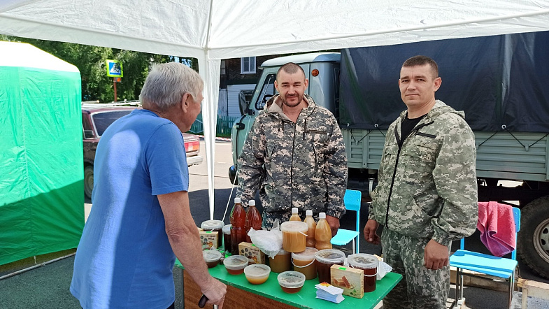 В Солтоне впервые провели медовый фестиваль, чтобы помочь пчеловодам со сбытом продукции