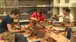 Сегодня барнаульцев будут учить создавать глиняную посуду своими руками