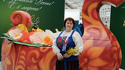 Павлопасадские платки, доставшиеся в наследство, помогли жительнице Кытманово победить во всероссийском конкурсе