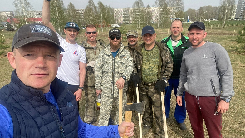 «На одно уничтоженное дерево – посадить два»: как житель Заринска делает город вечнозелёным