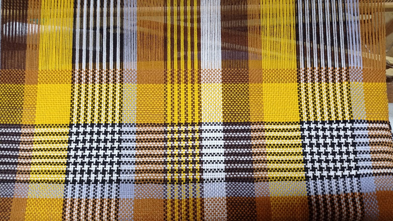 Жительница Тогульского района научилась ткать шарфы и палантины и теперь продаёт их по всему миру 