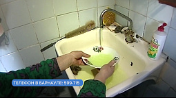 Жителям Барнаула нужно обратить внимание на цвет воды в кранах 