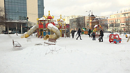 Барнаульцы пожаловались на состояние детской площадки рядом с ТОЦ «Гулливер»