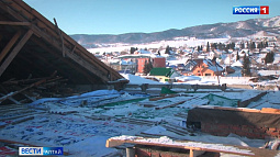 В райцентре Алтайское у многоквартирного дома обрушилась крыша