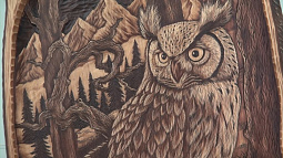 В Алтайском районном краеведческом музее работает персональная выставка резчика по дереву Олега Гладкова