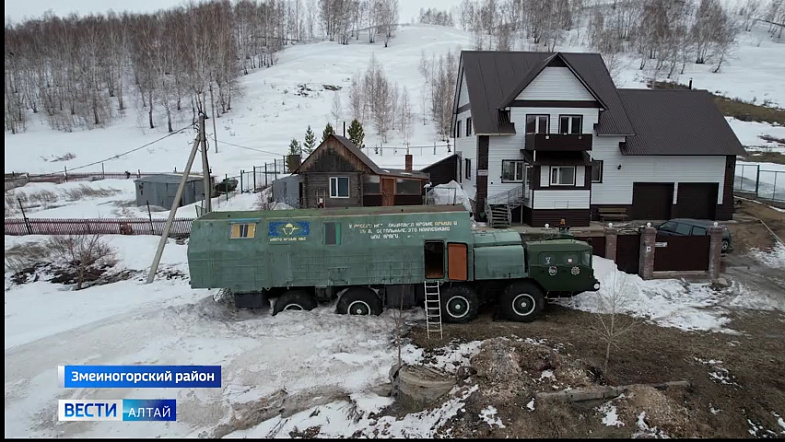 Житель Змеиногорска превратил военный тягач «Ураган» в гостиницу и приглашает туда туристов