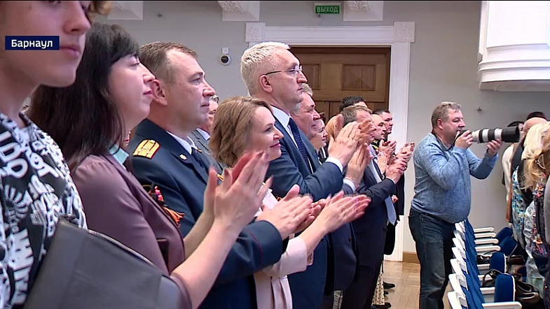 В Алтайском крае вручили краевые награды ветеранам ВОВ и общественным деятелям