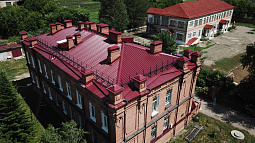 В Змеиногорске отремонтировали крышу самого старого дома