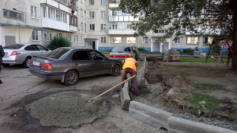 Жители трёх барнаульских высоток скинулись на ремонт двора